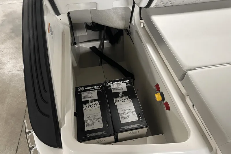 Slide: The Image of Sea Ray SLX 260 2025 - 33