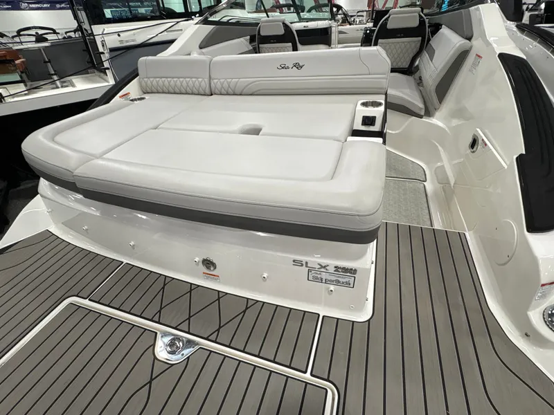 Slide: The Image of Sea Ray SLX 260 2025 - 40