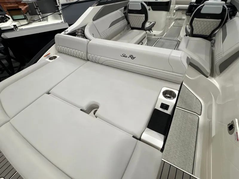 Slide: The Image of Sea Ray SLX 260 2025 - 41