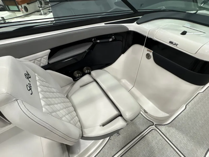 Slide: The Image of Sea Ray SLX 260 2025 - 44