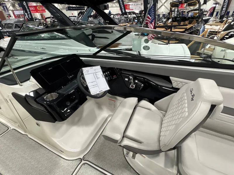 Slide: The Image of Sea Ray SLX 260 2025 - 45