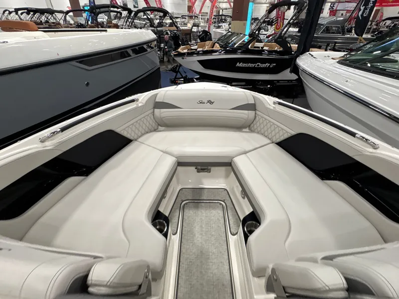 Slide: The Image of Sea Ray SLX 260 2025 - 50
