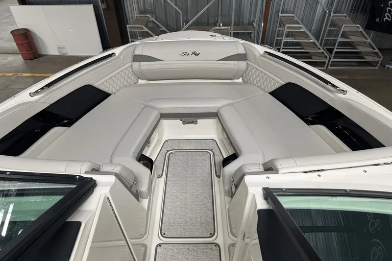 Slide: The Image of Sea Ray SLX 260 2025 - 8