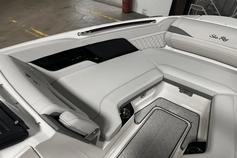 Slide: The Image of Sea Ray SLX 260 2025 - 9