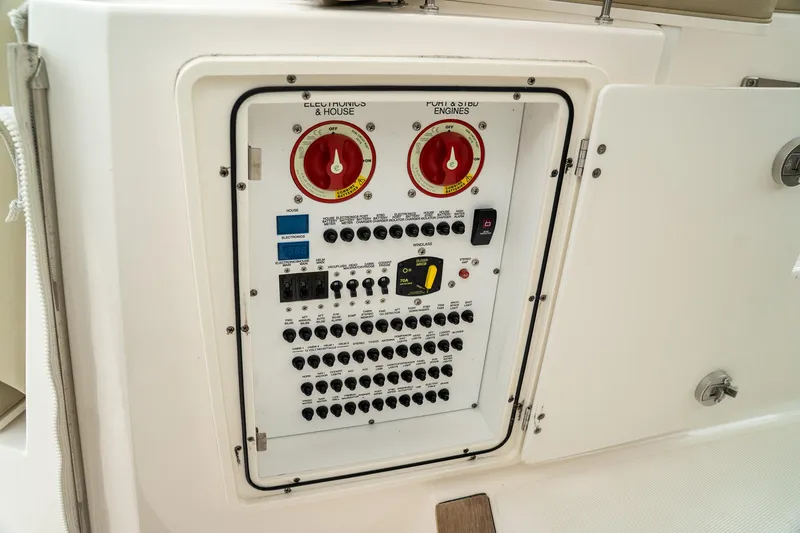 Slide: The Image of Pursuit OS 325 Offshore 2018 - 14