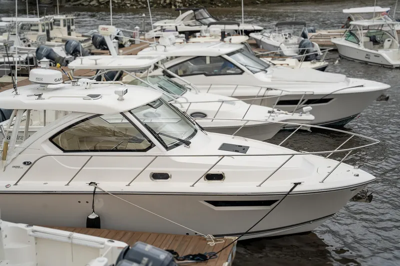 Slide: The Image of Pursuit OS 325 Offshore 2018 - 32