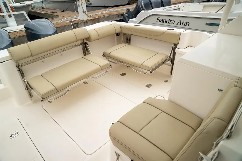 Slide: The Image of Pursuit OS 325 Offshore 2018 - 8