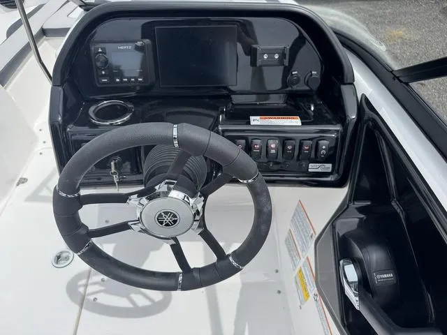 Slide: The Image of Yamaha 195S 2025 - 16