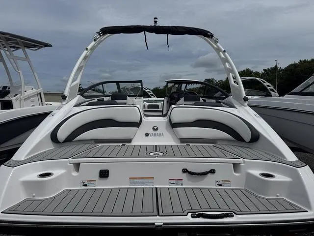 Slide: The Image of Yamaha 195S 2025 - 3