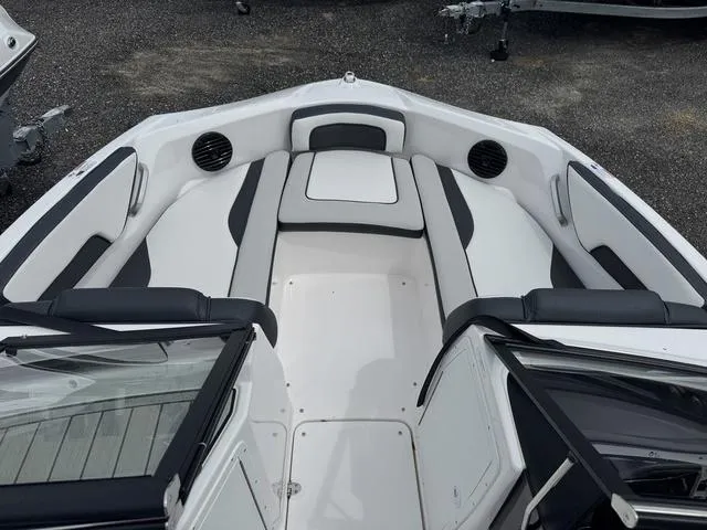 Slide: The Image of Yamaha 195S 2025 - 6