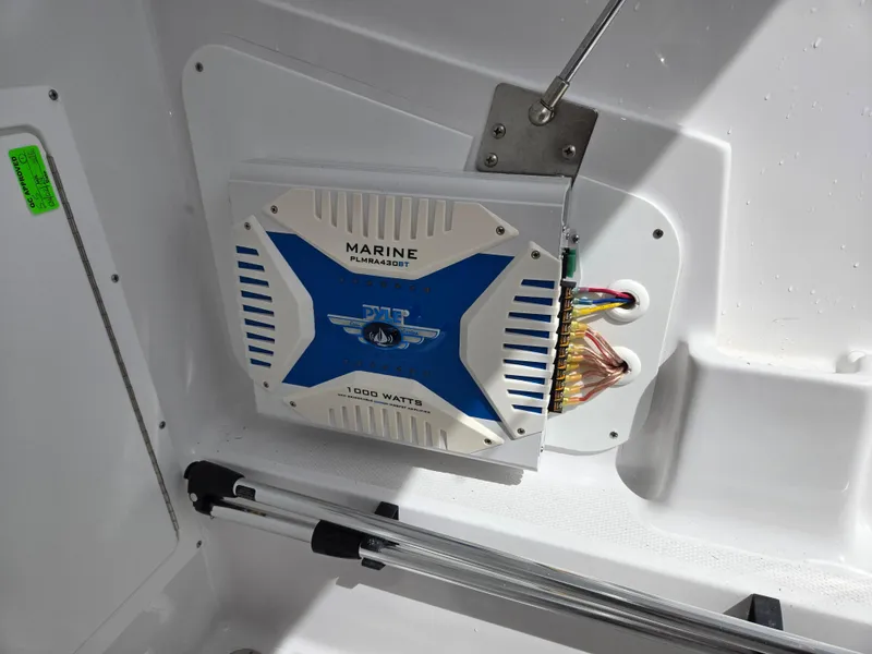 Slide: The Image of Marine amplifier installed in 2025 SouthWind 2200 SD boat, featuring 1000 watts power. - 31