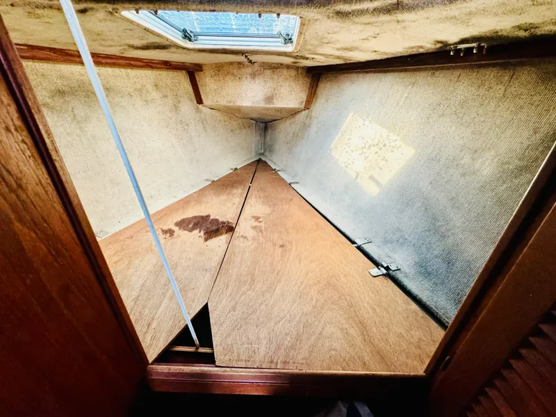 Slide: The Image of 1985 S2 9.1 sailboat on calm waters. - 16