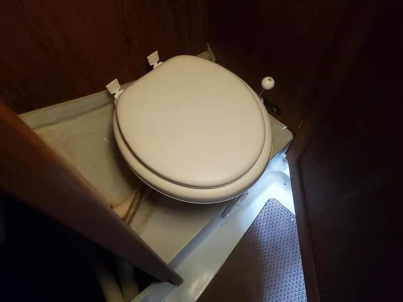 Slide: The Image of Coiled ropes on a blue seat inside a 2001 Schock 35 boat. - 17