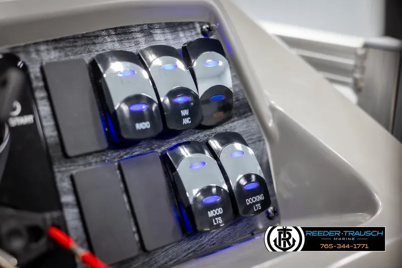 Slide: The Image of Control panel of 2025 Avalon VEN QL boat with labeled switches. - 32