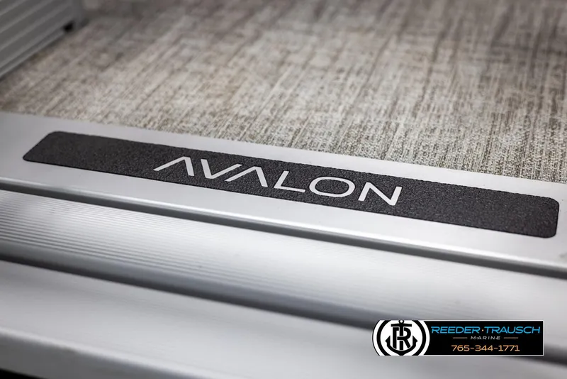 Slide: The Image of Avalon VLS QL 2025 logo on textured surface, Reeder-Trausch Marine branding visible. - 44