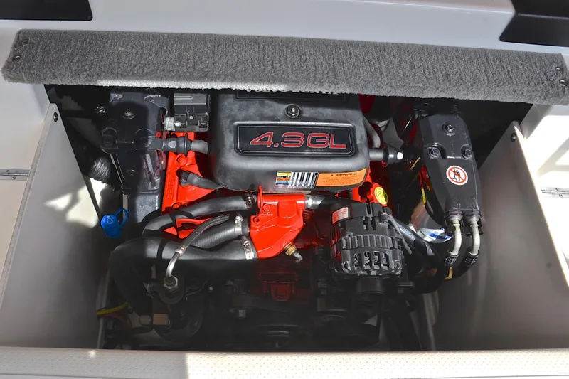 Slide: The Image of 2008 Chaparral 190 SSi boat engine, 4.3 GL, detailed view. - 25