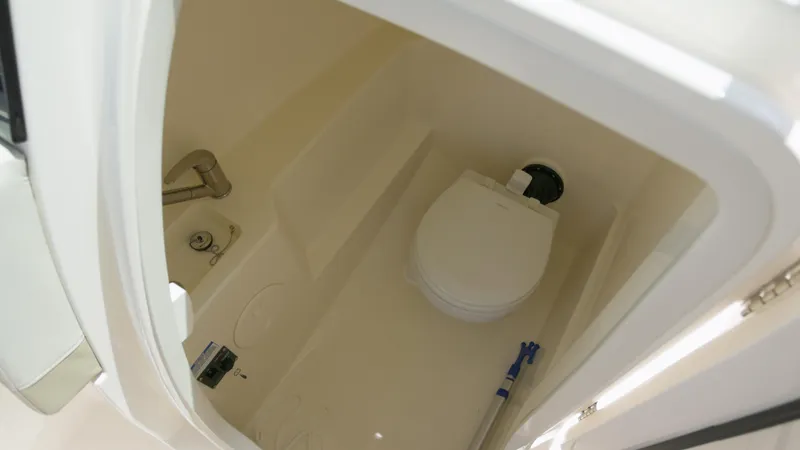 Slide: The Image of Boston Whaler 240 Vantage 2023 - 14