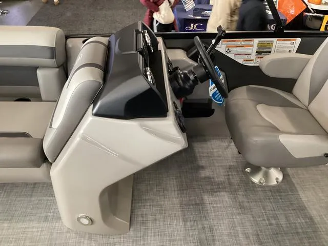 Slide: The Image of Premier 220 SUNSCAPE RL 2025 - 10