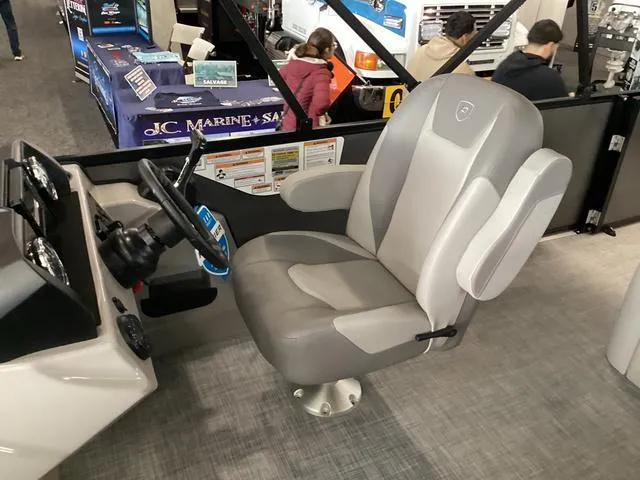 Slide: The Image of Premier 220 SUNSCAPE RL 2025 - 11