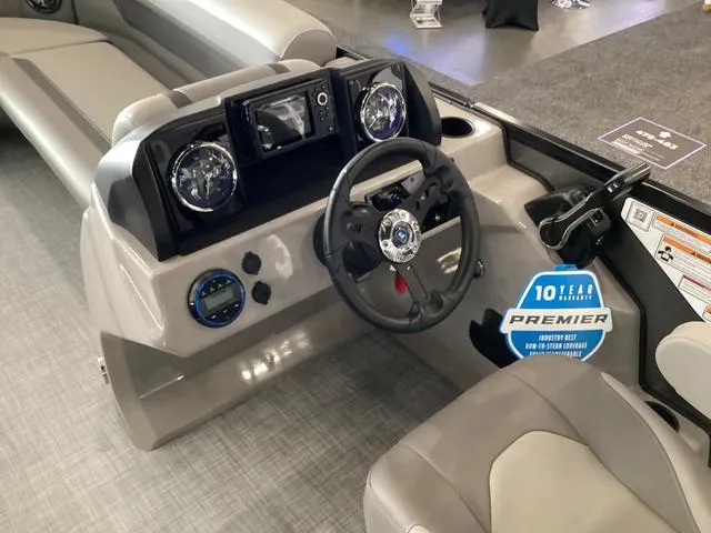 Slide: The Image of Premier 220 SUNSCAPE RL 2025 - 12