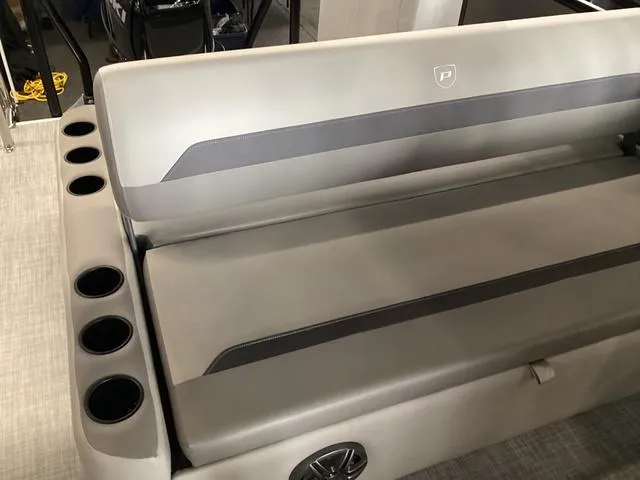 Slide: The Image of Premier 220 SUNSCAPE RL 2025 - 13