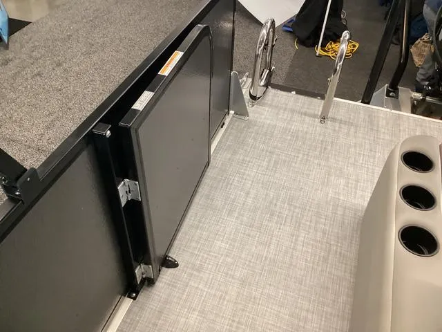 Slide: The Image of Premier 220 SUNSCAPE RL 2025 - 14