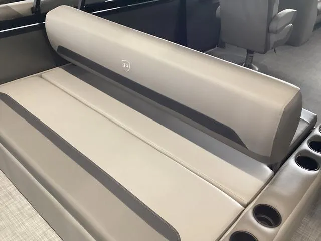 Slide: The Image of Premier 220 SUNSCAPE RL 2025 - 16