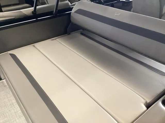 Slide: The Image of Premier 220 SUNSCAPE RL 2025 - 17