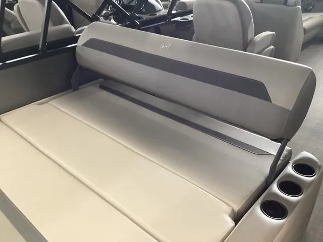 Slide: The Image of Premier 220 SUNSCAPE RL 2025 - 18