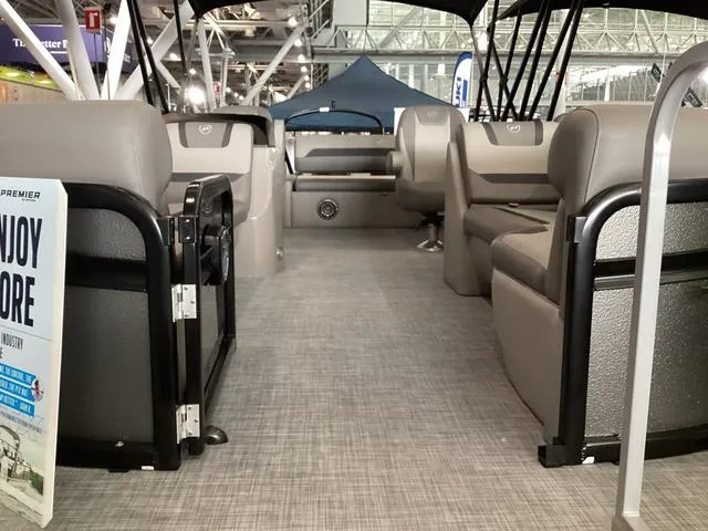 Slide: The Image of Premier 220 SUNSCAPE RL 2025 - 5