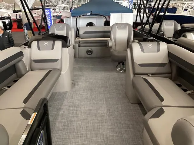 Slide: The Image of Premier 220 SUNSCAPE RL 2025 - 6