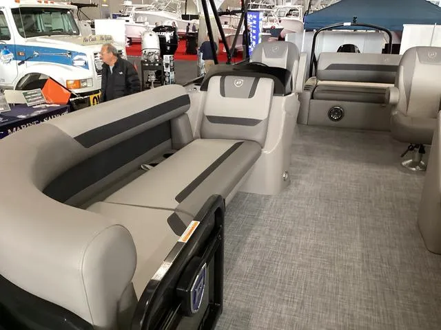 Slide: The Image of Premier 220 SUNSCAPE RL 2025 - 7