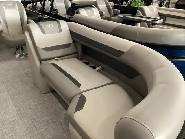 Slide: The Image of Premier 220 SUNSCAPE RL 2025 - 8