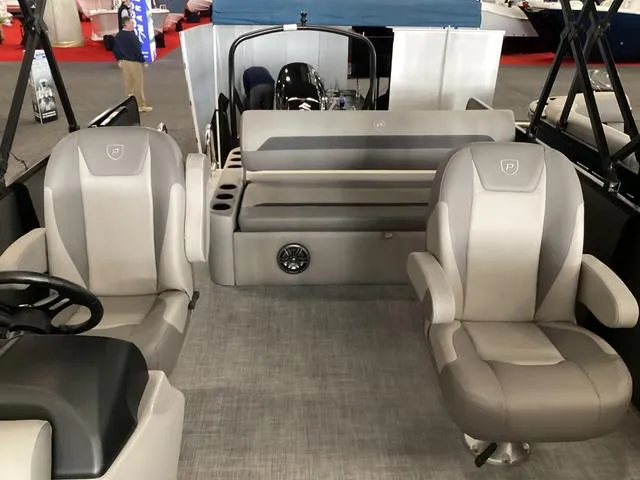 Slide: The Image of Premier 220 SUNSCAPE RL 2025 - 9