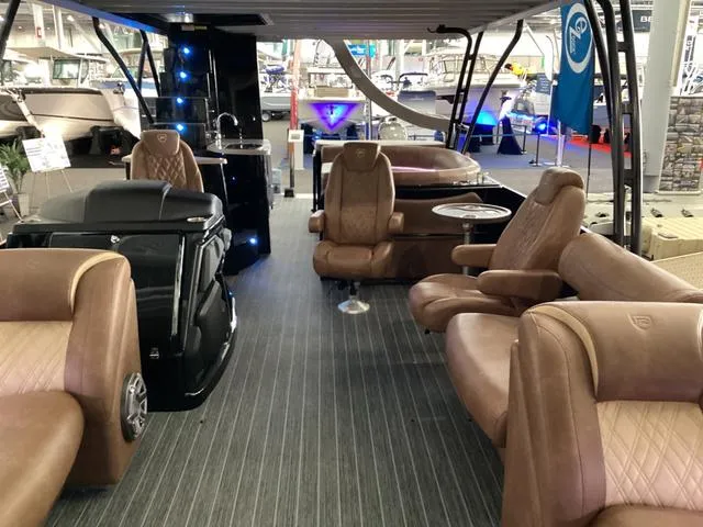 Slide: The Image of Premier 330 Escalante 2025 - 10