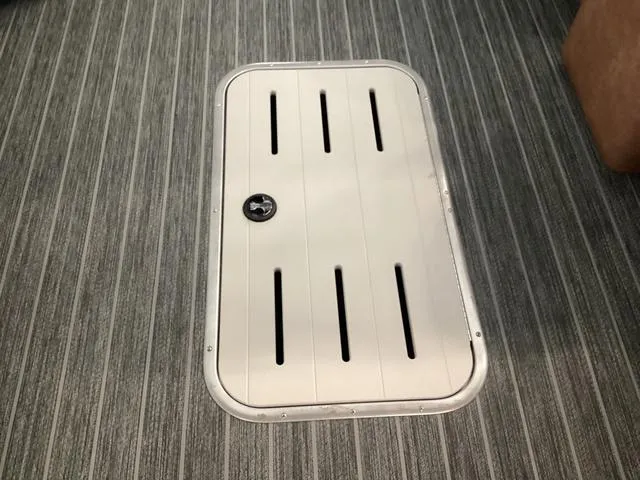 Slide: The Image of Premier 330 Escalante 2025 - 11