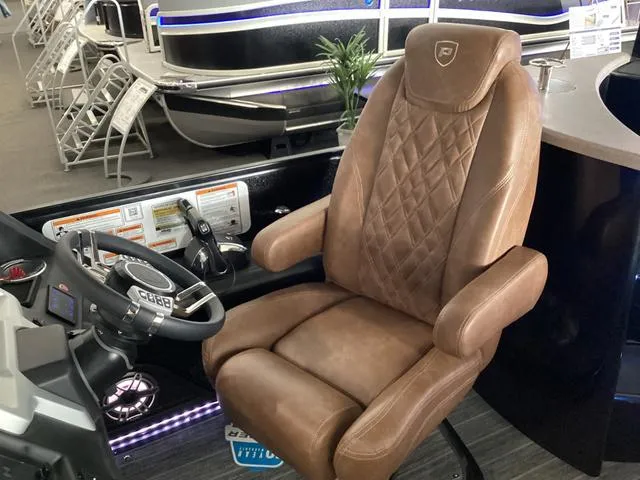 Slide: The Image of Premier 330 Escalante 2025 - 13