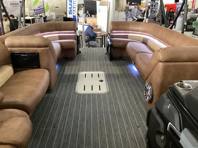 Slide: The Image of Premier 330 Escalante 2025 - 16