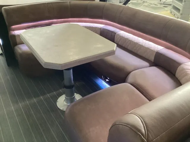 Slide: The Image of Premier 330 Escalante 2025 - 18