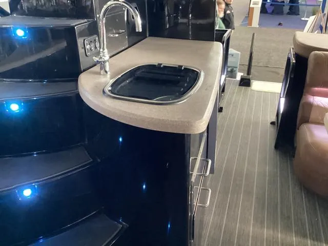 Slide: The Image of Premier 330 Escalante 2025 - 20