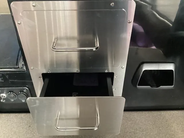 Slide: The Image of Premier 330 Escalante 2025 - 28