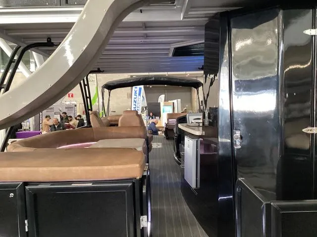 Slide: The Image of Premier 330 Escalante 2025 - 35