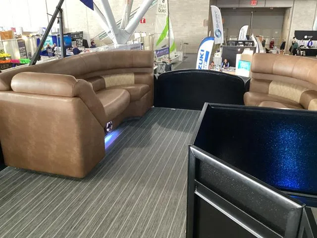 Slide: The Image of Premier 330 Escalante 2025 - 40