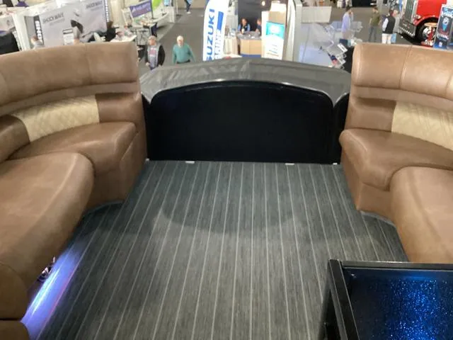 Slide: The Image of Premier 330 Escalante 2025 - 43