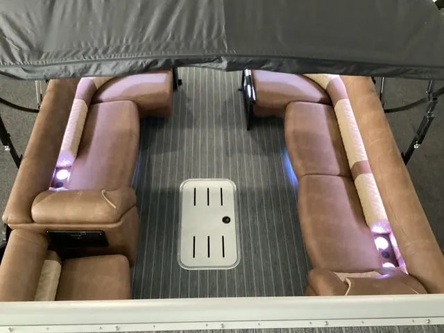 Slide: The Image of Premier 330 Escalante 2025 - 44