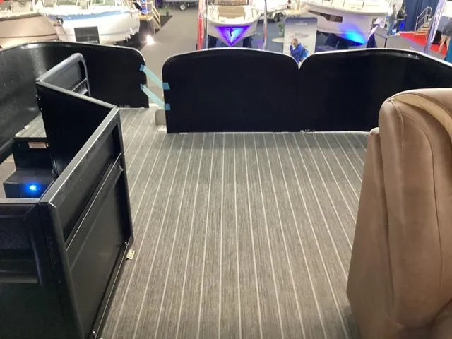 Slide: The Image of Premier 330 Escalante 2025 - 45