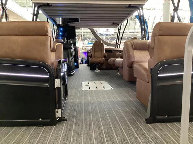 Slide: The Image of Premier 330 Escalante 2025 - 7