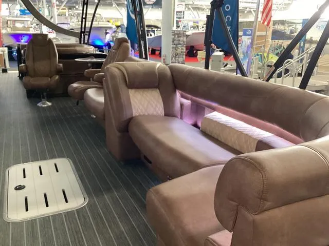 Slide: The Image of Premier 330 Escalante 2025 - 9