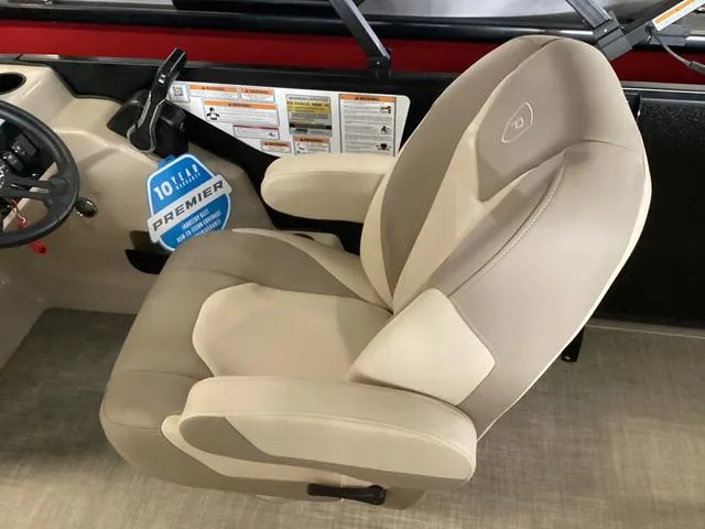 Slide: The Image of Premier 220 SUNSCAPE RL 2025 - 10