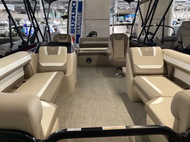 Slide: The Image of Premier 220 SUNSCAPE RL 2025 - 12